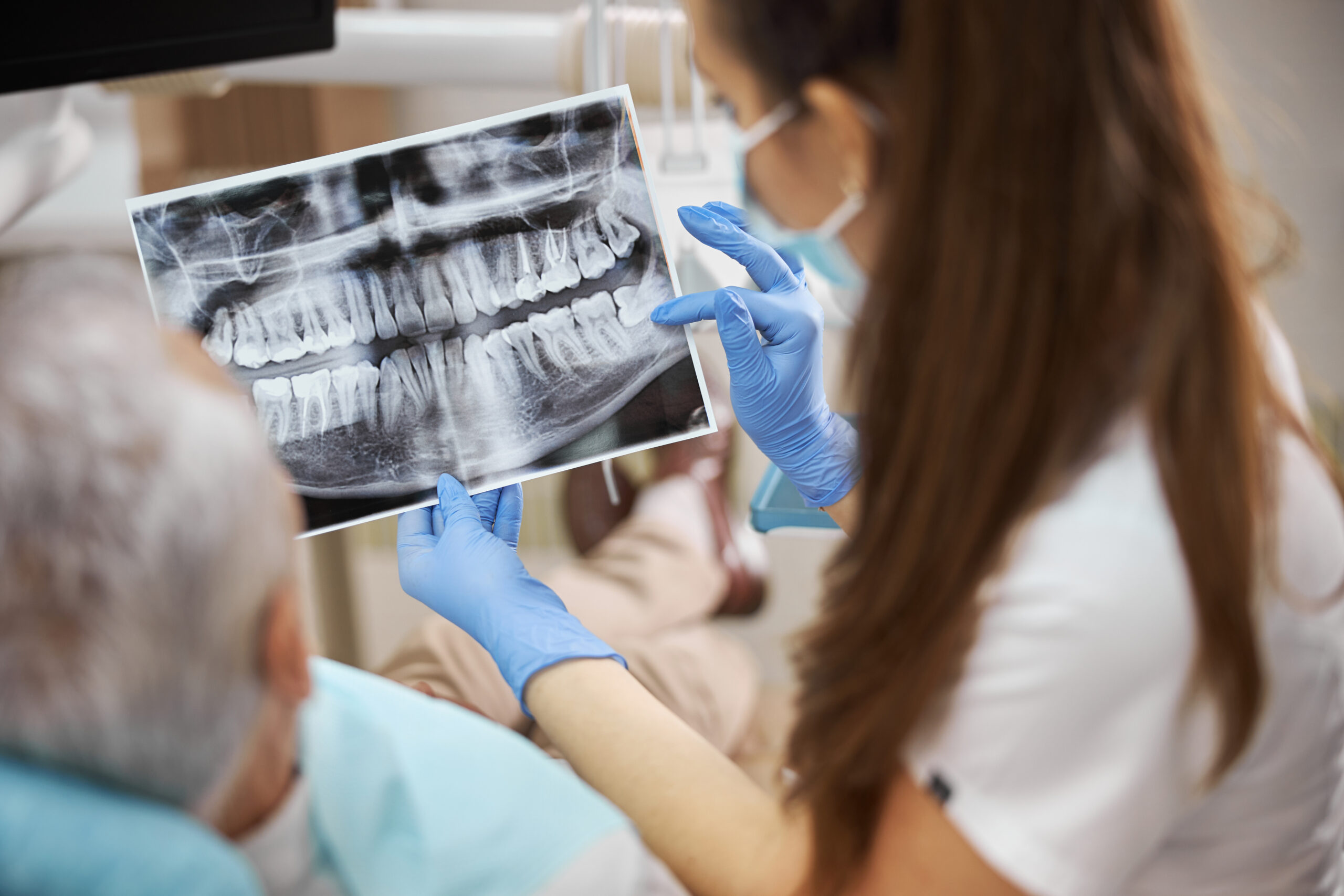 Pacientă în cabinet stomatologic în timpul unui control dentar de rutină