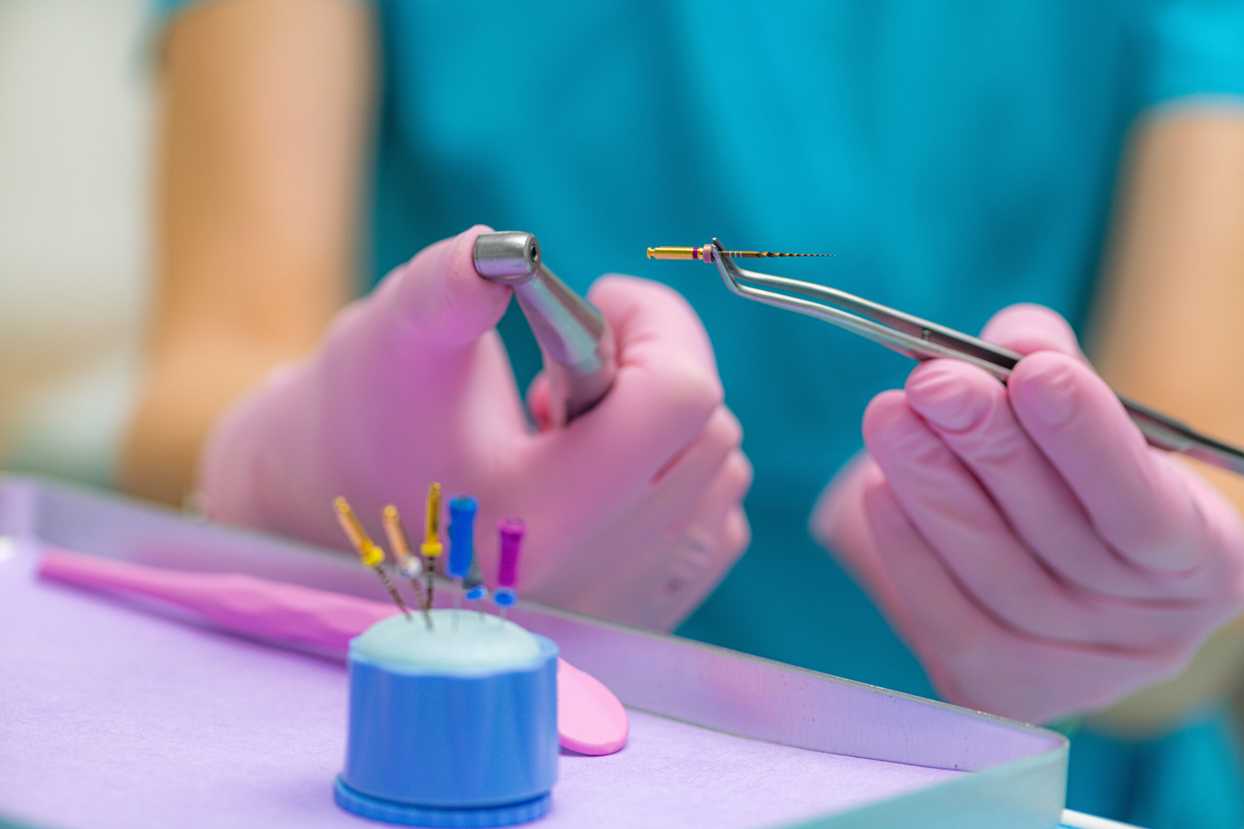 Medic stomatolog efectuând tratament endodontic cu microscop dentar